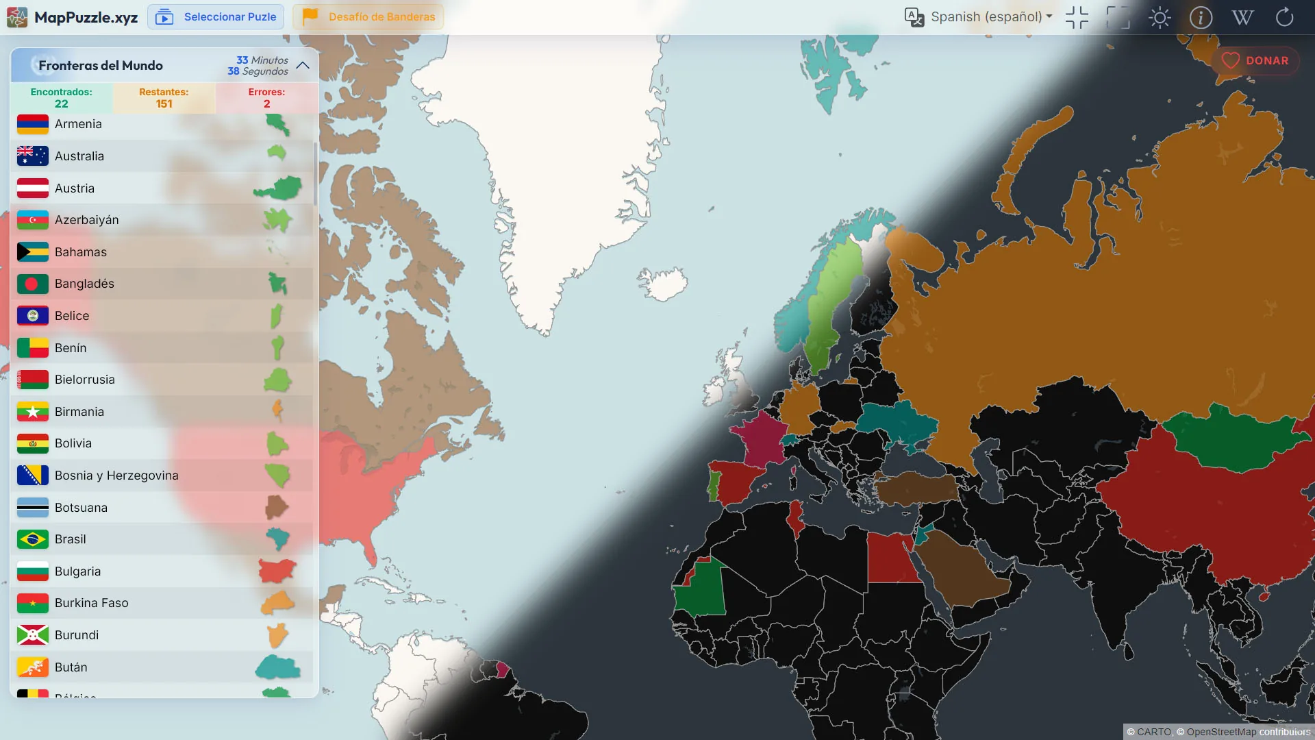 Un puzle de MapPuzzle.xyz con la lista de piezas a la izquierda y el mapa a la derecha